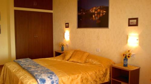 een slaapkamer met een bed en 2 nachtkastjes met verlichting bij Villa Del Conte in Drapia