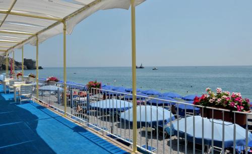Vista generica sul mare o vista sul mare dall'interno dell'hotel