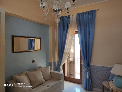 ein Wohnzimmer mit einem Sofa und einem Fenster in der Unterkunft B&B Vescovo Pitirro in Termoli