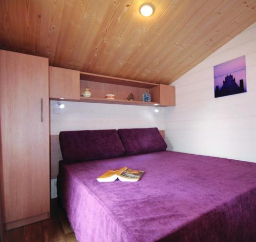Ένα ή περισσότερα κρεβάτια σε δωμάτιο στο Camping La Loire Fleurie