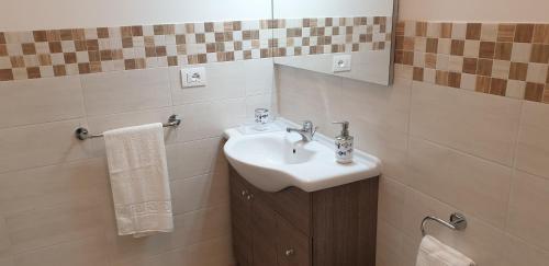bagno con lavandino e specchio di AleMar a Porto Cesareo