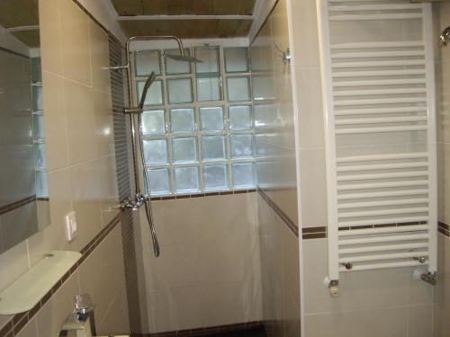 Ένα μπάνιο στο Casita para dos con piscina privada