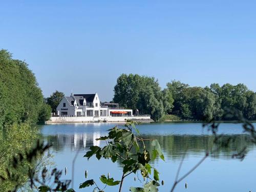 une maison sur une île au milieu d'un lac dans l'établissement Vijverhuis, à Ypres