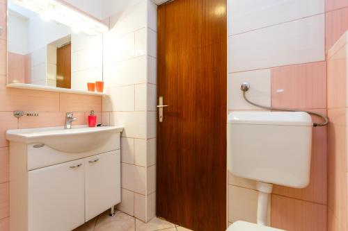 Kylpyhuone majoituspaikassa Apartment Dragica