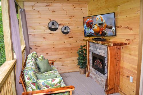 sala de estar con chimenea y TV en Endless Mountain Dreams en Gatlinburg