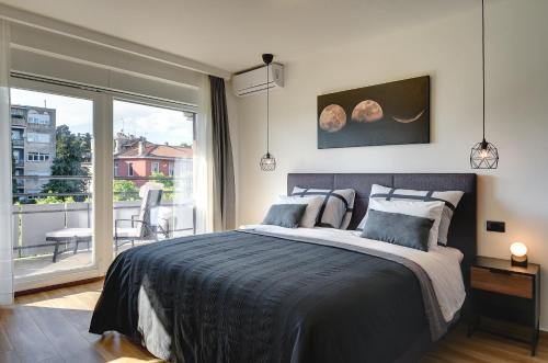 sypialnia z dużym łóżkiem i balkonem w obiekcie Giardini Penthouse apartment Pula w Puli