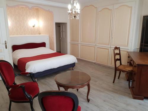 Logis Le Grand Hôtel du Louvreにあるベッド