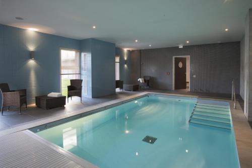 una gran piscina en una habitación de hotel en Domitys Le Jardin d'Eole, en Lanester