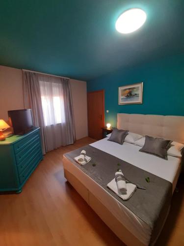 Llit o llits en una habitació de Apartments Mladinić