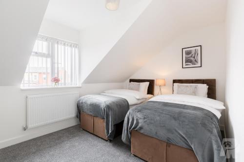 A bed or beds in a room at Birmingham Estate - Contractor & Group Accommodation - Secure Parking