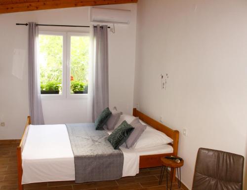 um quarto com uma cama e uma janela em Apartments Villa Arta em Murter