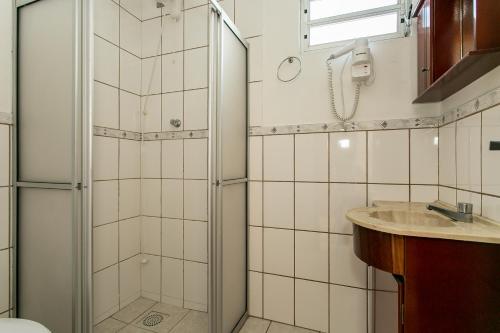 een badkamer met een douche en een wastafel bij Casa 150m da praia em pátio familiar in Florianópolis