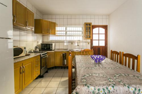 una cocina con una mesa con un tazón. en Casa 150m da praia em pátio familiar, en Florianópolis