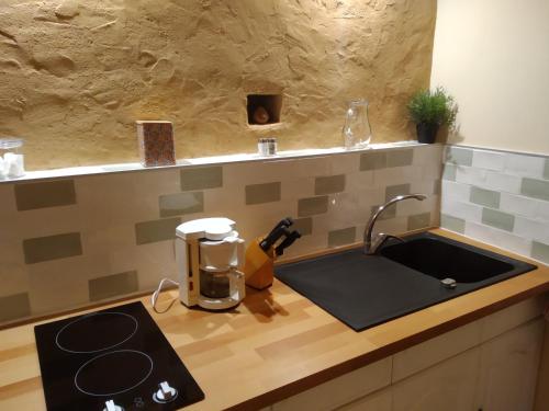 a kitchen counter with a sink and a mixer at Au coeur de Montastruc-la-Conseillère - Chambres d'hôtes in Montastruc-la-Conseillère