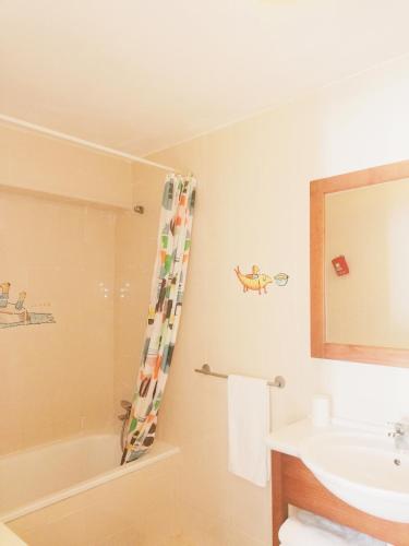 a bathroom with a tub and a sink and a shower at Quinta do Marinheiro - Meco in Aldeia do Meco