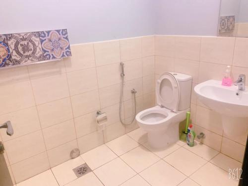 ein Bad mit einem WC und einem Waschbecken in der Unterkunft Villa Townhouse Al waha king Abdallah economy city in King Abdullah Economic City