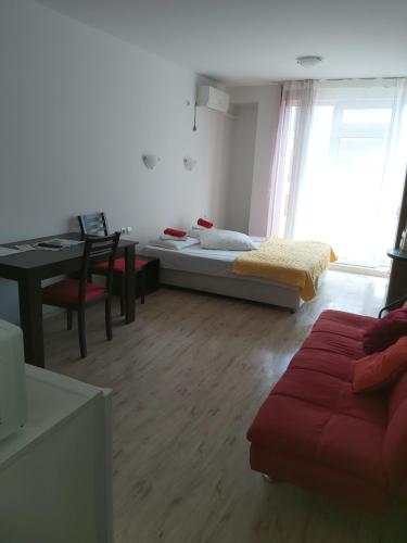 ポモリエにあるApartament Janetのソファ、ベッド、テーブルのあるリビングルーム