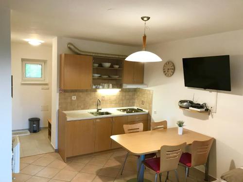 eine Küche mit einem Tisch und einem Esszimmer in der Unterkunft Apartment Gaber 82 in Zreče