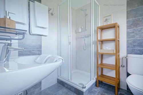 a bathroom with a shower and a sink and a toilet at B&B Maison Ruthier in Waimes