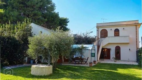 マルサラにあるMARSALA - Appartamento per vacanze di fronte Isola di Mothyaの庭に噴水のある庭付きの家