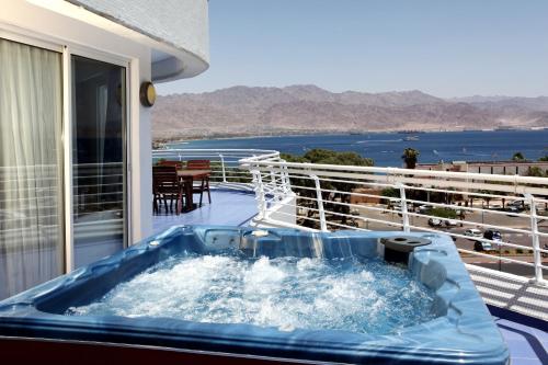 - un bain à remous sur le balcon d'une maison dans l'établissement Club Hotel Eilat - All Suites Hotel, à Eilat