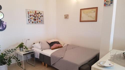 Kleines Zimmer mit einem Bett und einem Tisch in der Unterkunft Studio apartman Terrace-Sevid in Sevid