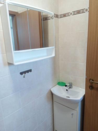 a bathroom with a sink and a mirror and a toilet at penzion Za lávkami in Dačice