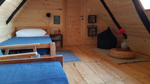 Nature house with amazing view في Petrinja: غرفة نوم في كابينة خشب بها سرير
