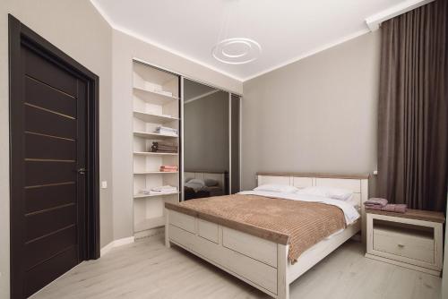 een slaapkamer met een bed en een kast bij МОРЕ 5 мин Французский бульвар спальных мест 6 in Odessa
