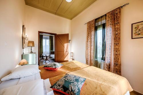 um quarto com 2 camas e uma janela em Kristina´s Apartments in Ilha de Rhodes