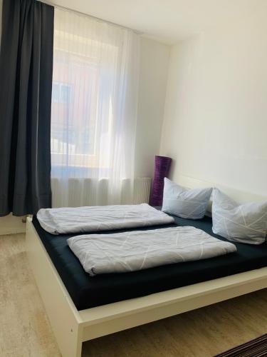 a bedroom with two beds and a window at Großartige 3 Zimmer Ferienwohnung mit Kamin und Garten für 1-6 Personen in Kaufbeuren