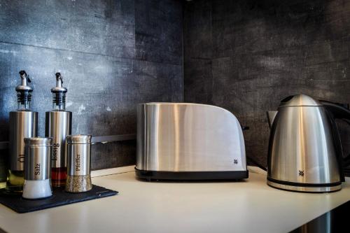 a toaster and a toaster on a counter at Auszeit Apartment LAKESIDE mit Privatstrand in Friedrichshafen
