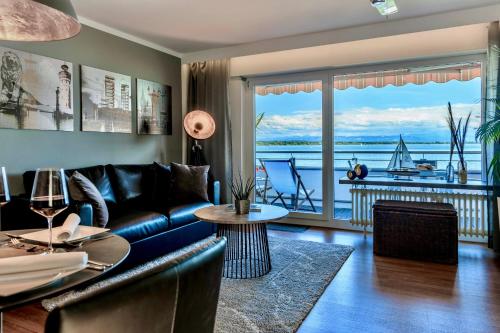 Setusvæði á Auszeit Apartment LAKESIDE direkt am Bodensee mit Privatstrand und atemberaubendem See- und Alpenpanorama, Sonnenbalkon, schnelles WLAN, kostenloser Tiefgaragenstellplatz, direkt am Bodenseeradweg, für bis zu 2 Personen