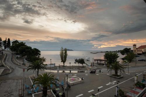 a view of a city with the ocean in the background at Sole A Mare in Neos Marmaras