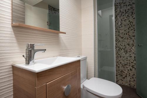 ein Bad mit einem Waschbecken und einem WC in der Unterkunft Sole A Mare in Neos Marmaras