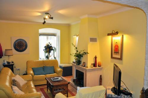 Area tempat duduk di Santiago Residence Guest House