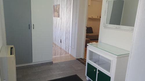 Zimmer mit einem weißen Schrank und einem Spiegel in der Unterkunft Apartment with garden in Barbariga in Barbariga
