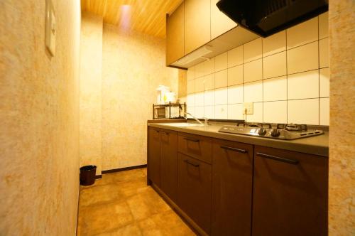 - une cuisine avec un évier et un comptoir dans l'établissement Momiji Takayama, à Takayama