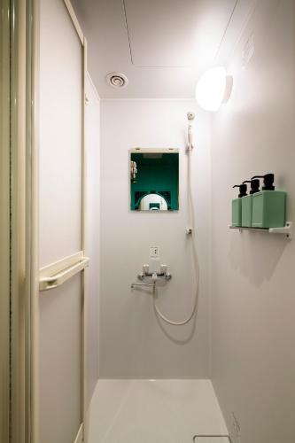 un baño con ducha y lavabo en Room Inn Shanghai 横浜中華街 Room1-ABC, en Yokohama