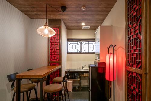 Restorāns vai citas vietas, kur ieturēt maltīti, naktsmītnē Room Inn Shanghai 横浜中華街 Room1-ABC