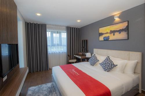 Giường trong phòng chung tại Ramada Hotel & Suites by Wyndham Halong Bay View