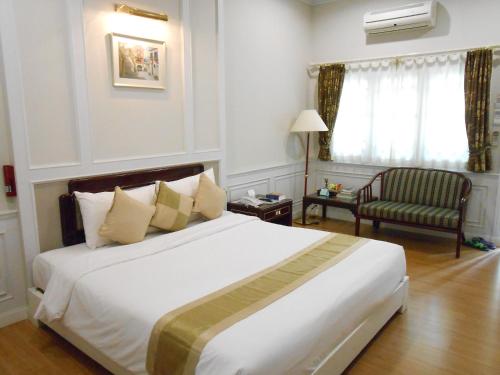 Postel nebo postele na pokoji v ubytování Rachawadee Khonkaen Airport Hotel