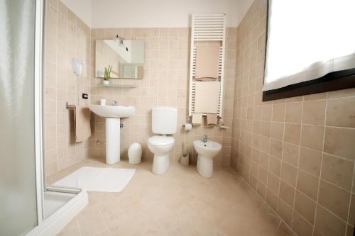 La salle de bains est pourvue de toilettes et d'un lavabo. dans l'établissement Agriturismo Borgo Borromeo, à Rubano