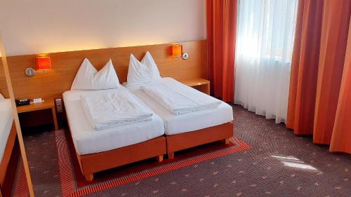 Giường trong phòng chung tại Hotel Fabrik Wien