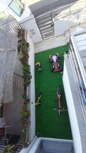 an overhead view of a patio with a green yard at ORISTANO CAMERA BLU max 2 pers, BAGNO E USO CUCINA in Oristano