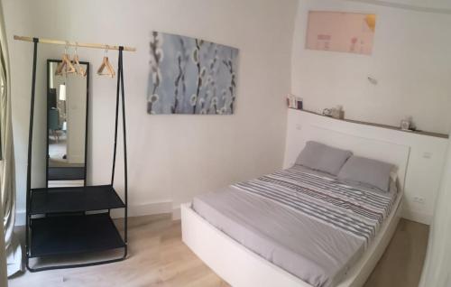 Ένα ή περισσότερα κρεβάτια σε δωμάτιο στο Joli appartement niçois en bord de mer
