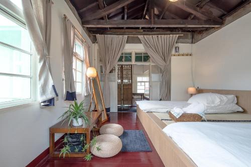 1 Schlafzimmer mit 2 Einzelbetten in einem Zimmer in der Unterkunft ZYIN Homestay in Kaohsiung