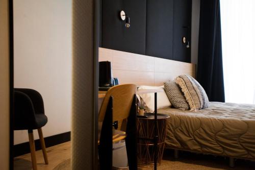 Schlafzimmer mit einem Bett, einem Schreibtisch und einem Stuhl in der Unterkunft CC Malasaña in Madrid