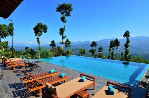 una piscina con vistas a las montañas en Aarunya Nature Resort and Spa, en Kandy