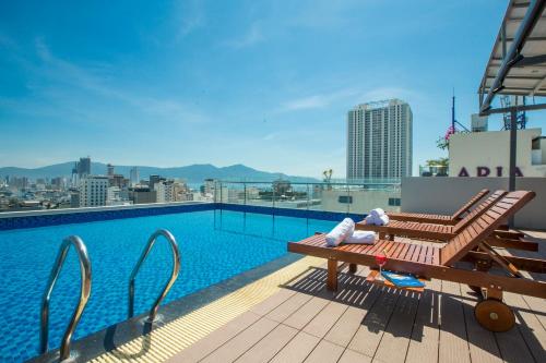 בריכת השחייה שנמצאת ב-Misa Hotel & Apartment או באזור